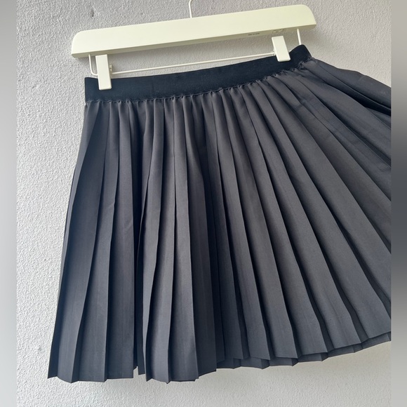 H&M | Black Pleated Mini Skirt - Picture 3 of 14